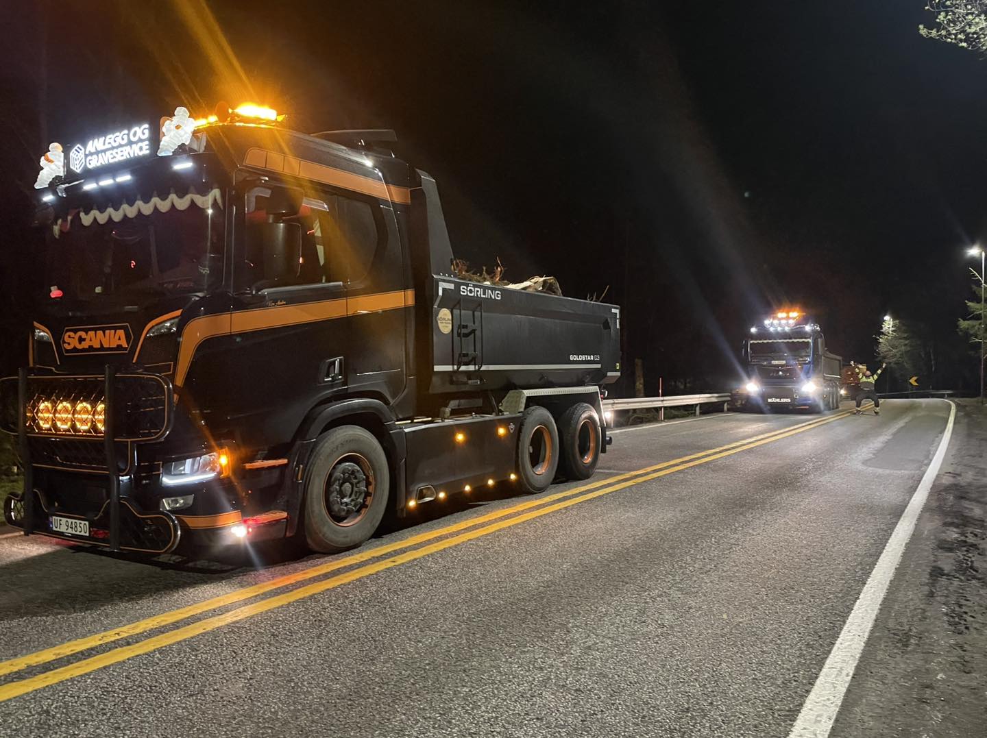 Anlegg og Graveservice sin lastebil utfører massetransport.